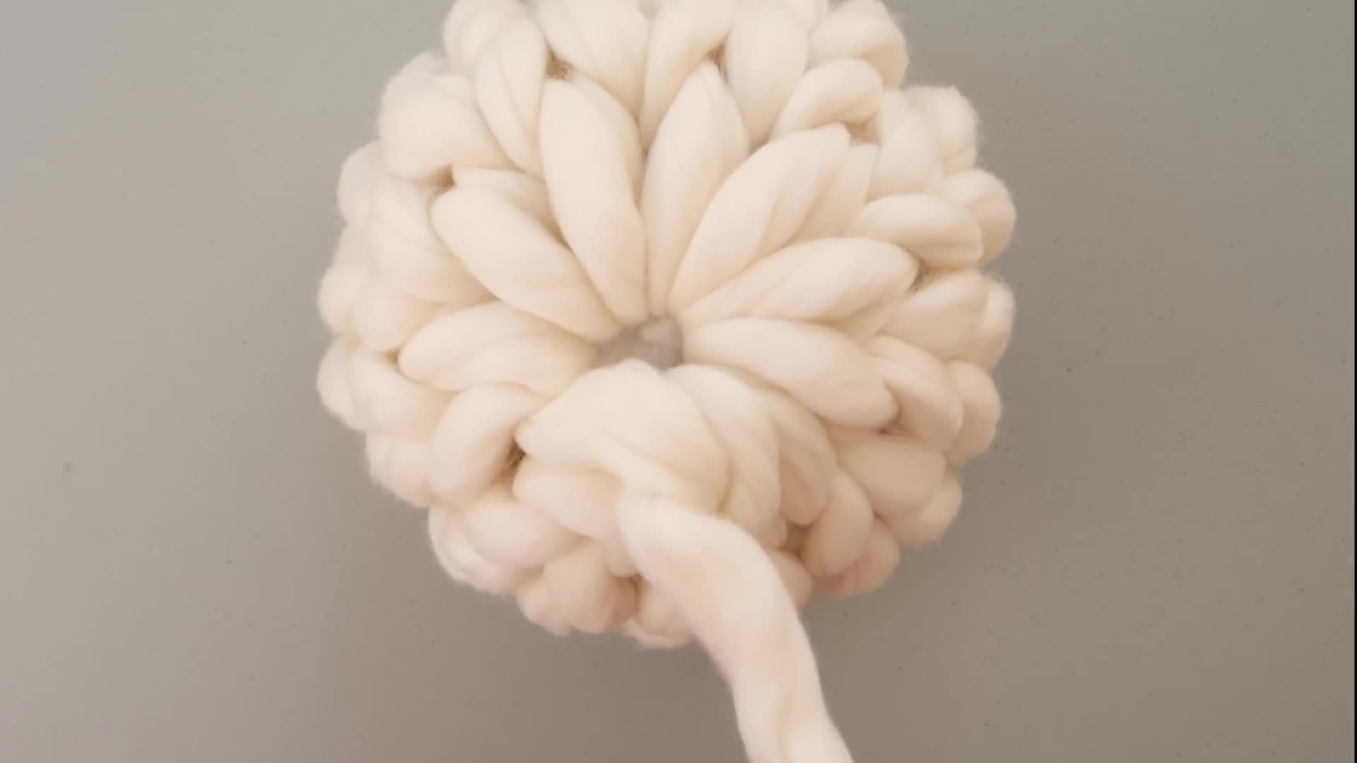 手工编织视频教程：15分钟编织一个毛茸茸的圆形靠垫